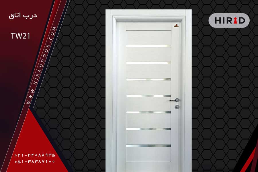 درب اتاق سفید با شیار های افقی تزئین شده با ورقه استیل براق و زیبا